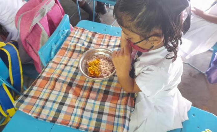 CH1672597_Children_eat_their_daily_school_meal_in_Ratnapura_District,_Sri_Lanka