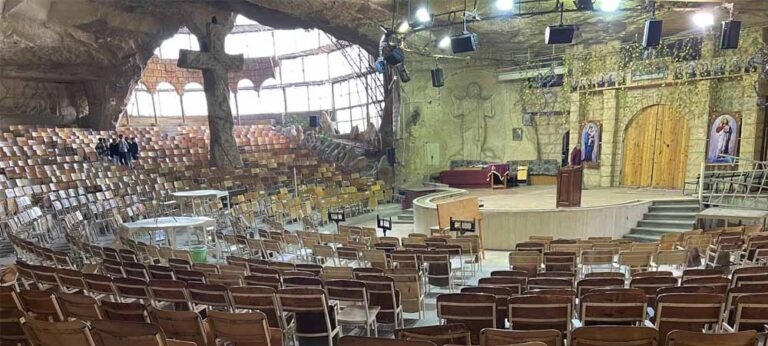 2000 කට අධික පිරිසකට අසුන් ගත හැකි මොකත්තම් කඳු මුදුනේ ගලේ පල්ලිය