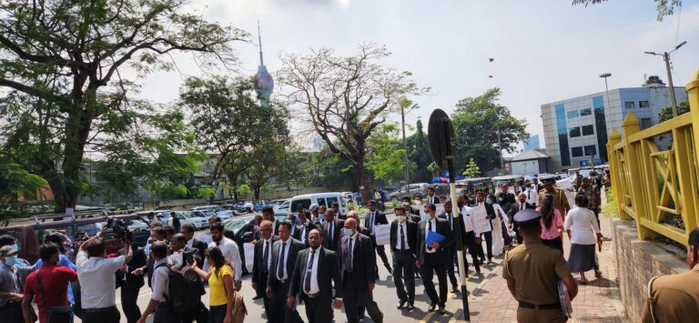 මහේස්ත්‍රාත්ට නීතිපති බලපෑම් කිරීම : නීතිඥ විරෝධතාවට එරෙහිව පොලිසිය උසාවියට කරුණු වාර්තා කරයි : හේතුව තීරණාත්මක නියෝග දෙක ද ?