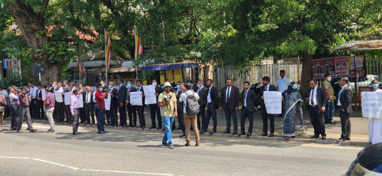 නීතිපති බලපෑමට එරෙහි විරෝධය : නීතිඥවරුන්ට එරෙහි බී වාර්තාව පොලිසිය ඉල්ලා අස්කර ගනී !