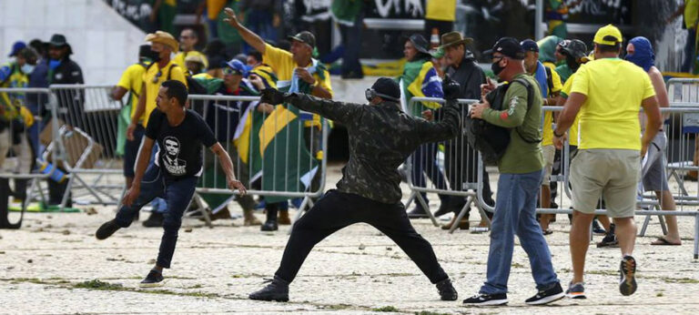 බ්‍රසීලය : ආධාරකරුවන් 3,000ක් ජනාධිපති මන්දිරය – ශ්‍රේෂ්ඨාධිකරණය අල්ලති !