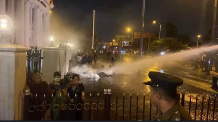 පොලිසිය වෙන ම පාරක : අත්අඩංගුවට ගත් විරෝධතාකරුවන් හමුවීම වළක්වයි – පහරදීම්වලට ලක්වූවන්ට – ක්ලාන්ත වූ අයට ප්‍රතිකාරත් නෑ !