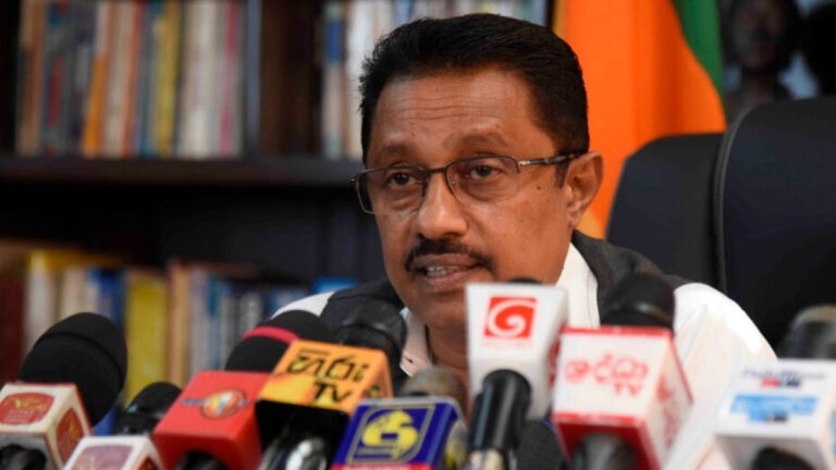 විදුලි ගාස්තු ඉහළ දැමීමට විරුද්ධ වූ PUCSL සභාපතිගේ කාර්යාලයට පොලිසිය සීල් තබයි : ඇමෙරිකාවෙන් ආ පසු විවෘත කරයි !