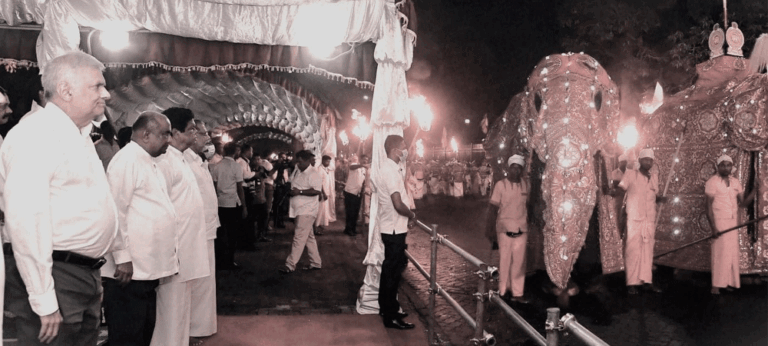 ඔයාලට හිතෙන්නේ නැද්ද අපි ඉන්නේ මාරම මාරාන්තික වෙලාවක කියල?