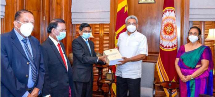 කොමිසමේ සභාපති උපාලි අබේරත්න විසින් කොමිෂන් වාර්තාව එවකට ජනාධිපති ගෝඨාභය රාජපක්ෂ වෙත ලබාදුන් අවස්ථාව ඡායාරූපයේ දැක්වේ.