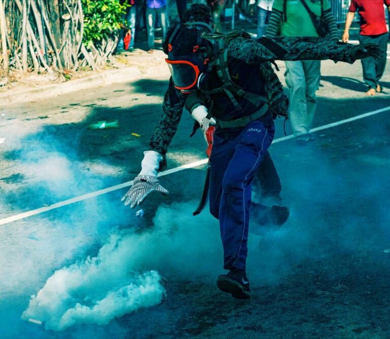 තොරතුරු හෙළිකිරීම ජාතික ආරක්ෂාවට තර්ජනයක් – පොලිසිය : ‘කඳුළු ගෑස් – මිලියන විසි ගණනක කඳුළු’ හෙට එළියට !