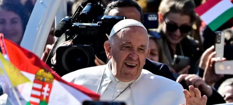 ආත්මාර්ථකාමී වෙන්න එපා : ෆැන්සිස් පාප් හංගේරියාවෙන් ඉල්ලයි