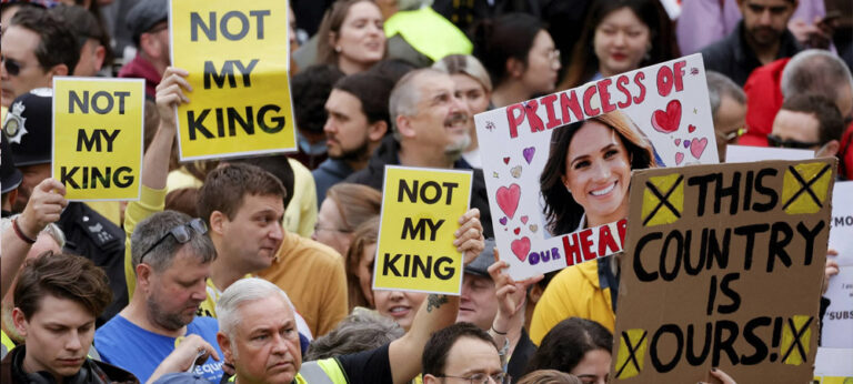 ‘අපිට ඕනෙ රාජාභිෂේකයක් වෙනුවට මැතිවරණයක්’ : III වැනි චාල්ස්ට එරෙහි විරෝධතා මර්දනය කරයි !