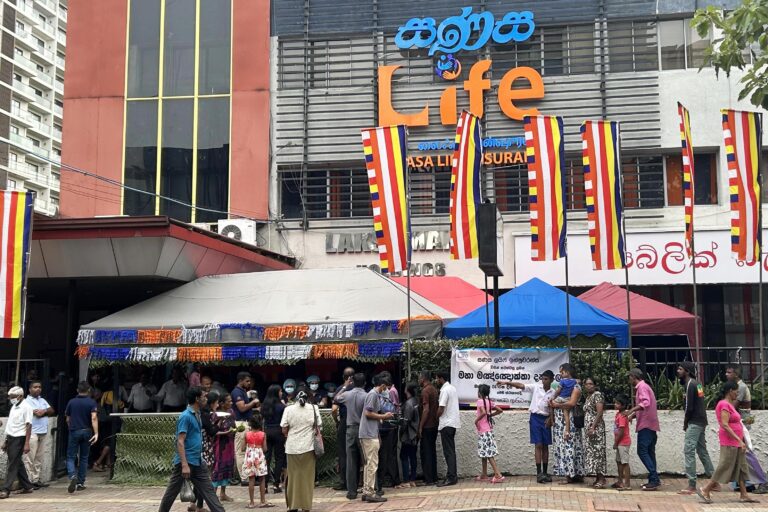 වෙසක් විචිත්‍රවත් කළ සණස ලයිෆ් ඉන්ෂුවරන්ස් !