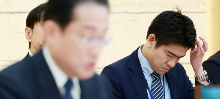 නිල නිවසේ සාද දැමූ අගමැති පුතා නිලයෙන් නෙරපයි