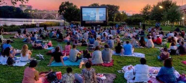 එළිමහන් සිනමා දැනටමත් පටන් අරගෙන, පන්සල් වත්තෙ පැදුරු කොණක වාඩිවෙලා බයිස්කෝප් බලනවා මතක් වුණා !