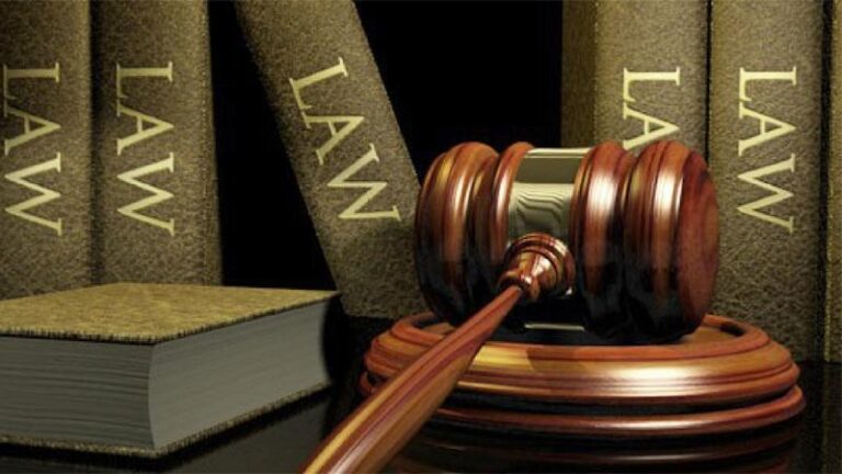 මහේස්ත්‍රාත්ට විතරක් නෙමෙයි : අගවිනිසුරුටත් පොදු තැන්වල විශේෂ වරප්‍රසාද නෑ : පොලිසිය කරලා තියෙන්නෙ වරදක් – ජ්‍යෙෂ්ඨ නීතිඥයෝ අවධාරණය කරති !