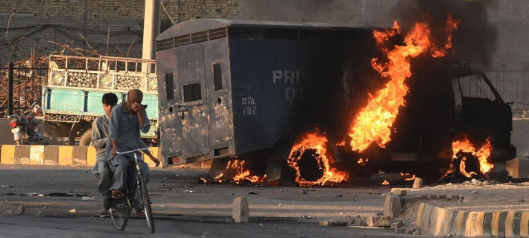 පාකිස්තානය : මැයි 09 විරෝධතාකරුවන්ට යුද අධිකරණයෙන් දඬුවම් ?