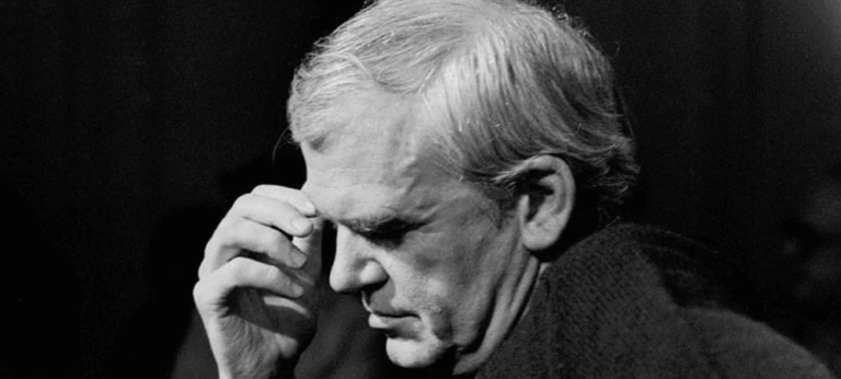 සාහිත දැවැන්තයෙකු වන මිලාන් කුන්දේරාගේ නික්මයාම පිළිබඳ රතු මකරුන්ගේ ශෝකය