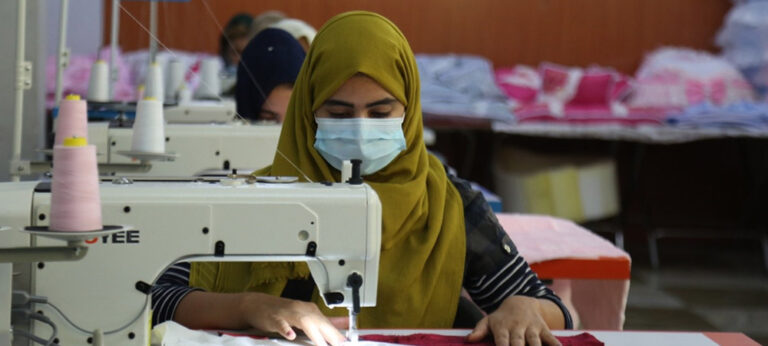 මානසික නිදහස සොයා ඇඳුම් මහන ඇෆ්ගන් දැරිවියෝ