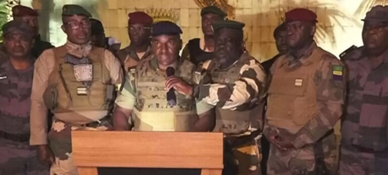 ජනාධිපති නිවාස අඩස්සියට : හමුදාව ගැබොන් රාජ්‍යයේ බලය අල්ලාගනියි !