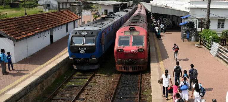 දුම්රිය වාර ප්‍රවේශ පත්‍ර දෙන්න මගීන් කොළඹට කැඳවීමේ අලුත් නීතියක් : අපිට මොකුත් කියන්න බෑ, සර් නිවාඩුනෙ – වගකිවයුත්තන්