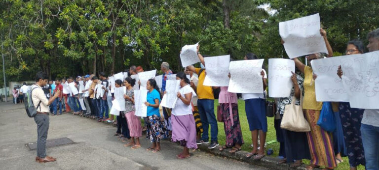 කුරුණෑගල වින්දිත ජනතාව තොරතුරු කොමිසමට පිවිසීම පොලිසියෙන් අවහිර කරයි : අපිට කිව්වෙ කොමිසම – පොලිසිය : අපි එහෙම කිව්වෙ නෑ – කොමිසම