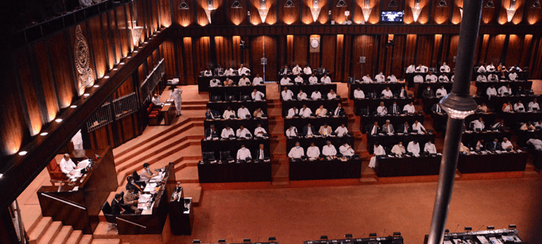 ශ්‍රේෂ්ඨාධිකරණ නියෝගයට අනුකූල නැද්ද? – ඔන්ලයින් කෙටුම්පතේ ගැටළුව නිසා අත්සන් නොකරන්නැයි කතානායකට ඉල්ලීමක් !