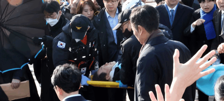 දකුණු කොරියාවේ විපක්‍ෂනායකට ප්‍රහාරය එල්ල කළ පුද්ගලයා අත්අඩංගුවට