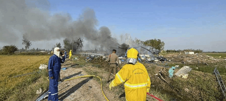 ගිනි කෙළි කර්මාන්තශාලාවක පිපිරීමකින් තායිලන්තයේ 23 ක් ජීවිතක්ෂයට