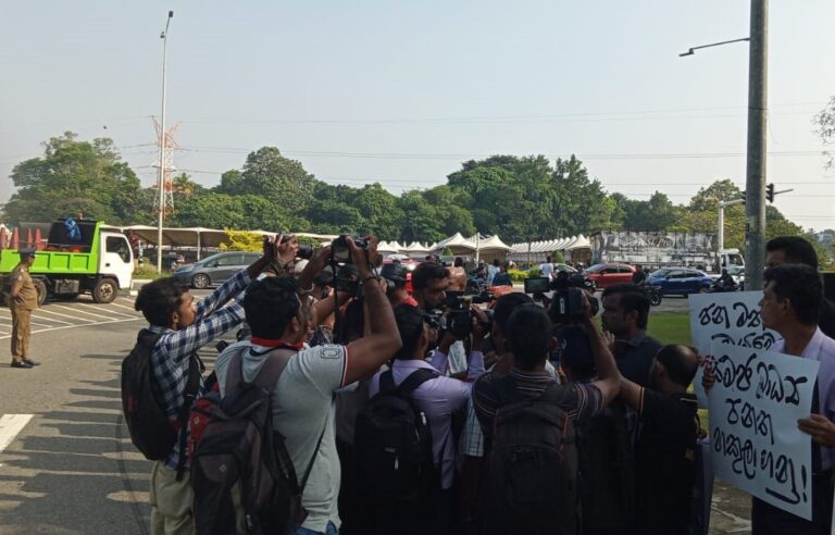 ජනතාවගේ කට වහන ඔන්ලයින් ආරක්ෂණ පනත් කෙටුම්පතට එරෙහිව පාර්ලිමේන්තු වටරවුමේ විරෝධයක් : ඡන්දයේදී විපක්ෂය නිරුවත් වෙයි ද ?