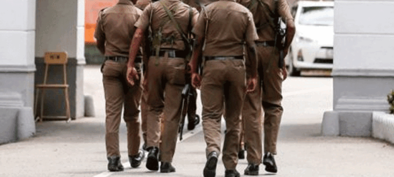 පොලිස් නිලධාරීහු ශ්‍රේෂ්ඨාධිකරණයේදී වැඩිහිටියෙකුගෙන් දණ ගසා සමාව ගනී !