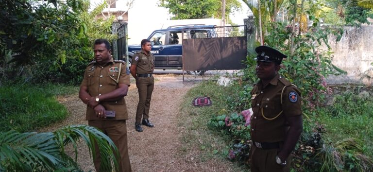 ජනමාධ්‍යවේදී ශාන්ත විජේසූරියගේ නිවසට පැමිණි පොලිසිය රාජ්‍ය භීෂණයට එරෙහි පත්‍රිකා රැගෙන යයි : පත්‍රිකා බෙදූ ක්‍රියාකාරිකයෙකුත් අත්අඩංගුවට අරන් !