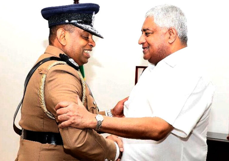 ගමේ වැදගතුන් ඇමතීමේ ටිරාන්ගේ රැස්වීමට දේශබන්දු ඕඅයිසීලාගෙන් මුදල් එකතු කරයි !