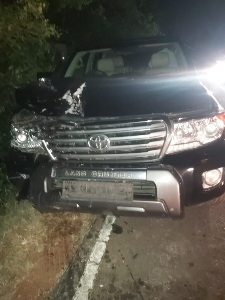 පොසොන් දවසේ සාගලගේ වාහනයේ ගැටුණු ලොරියේ සිටි ගර්භණී කාන්තාවගේ සහ රියදුරුගේ කකුල් කැඩිලා – රෝහලෙන් වහාම යන්නැයි බලපෑම් !