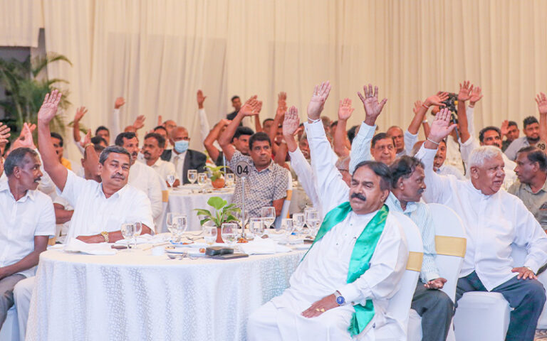 රනිල්ගේ ළඟ සිටි අය රනිල්ට සහාය දෙන බව කියන්න කැඳවූ වෝටර්ස් එජ් රැස්වීමේදී රනිල් තමන්ගේ අයට තමන් ගැන කියයි !