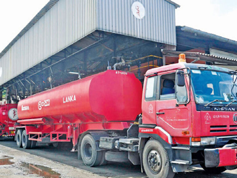 තෙල් සංස්ථාවේ නීතිවිරෝධී අවි ගබඩාවක් ගැන පරීක්ෂණ කරන්නැයි ජනාධිපතිට, පොලිසිය බාර ලේකම්ට ඉල්ලීමක් !