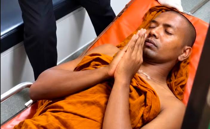 සිවුරු අරගලය : Left සහ Right !